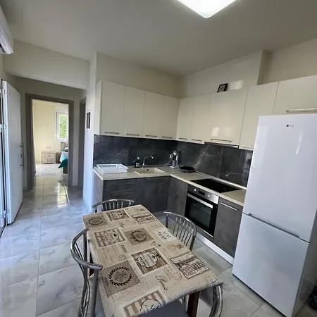 Adoniss Apartmentss 1 *