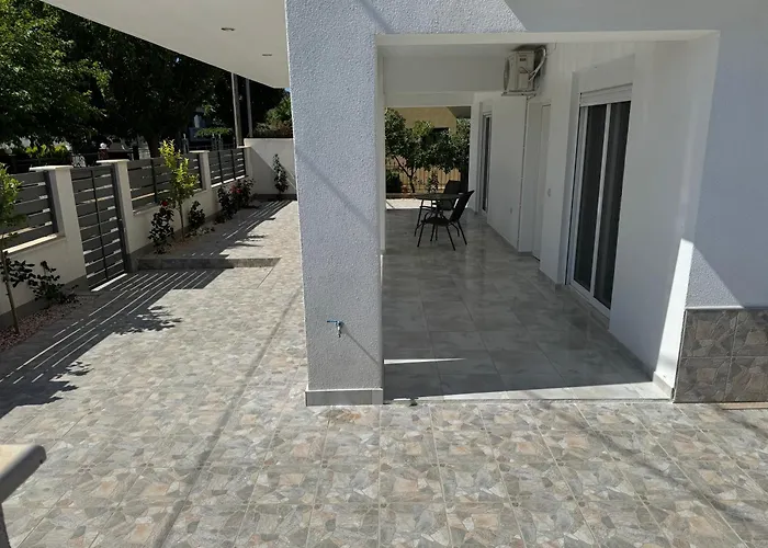 Adoniss Apartmentss 1 Paralia Dionisiou