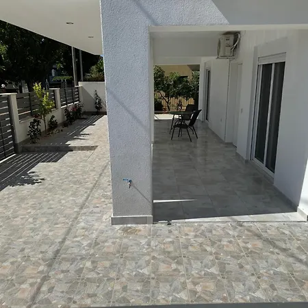 Adoniss Apartmentss 1 باراليا ديونيسيو